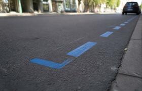 В центре Челябинска нанесли синюю разметку для ...